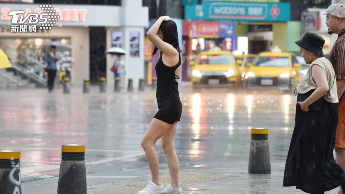 Scattered showers hit central Taiwan (TVBS News)