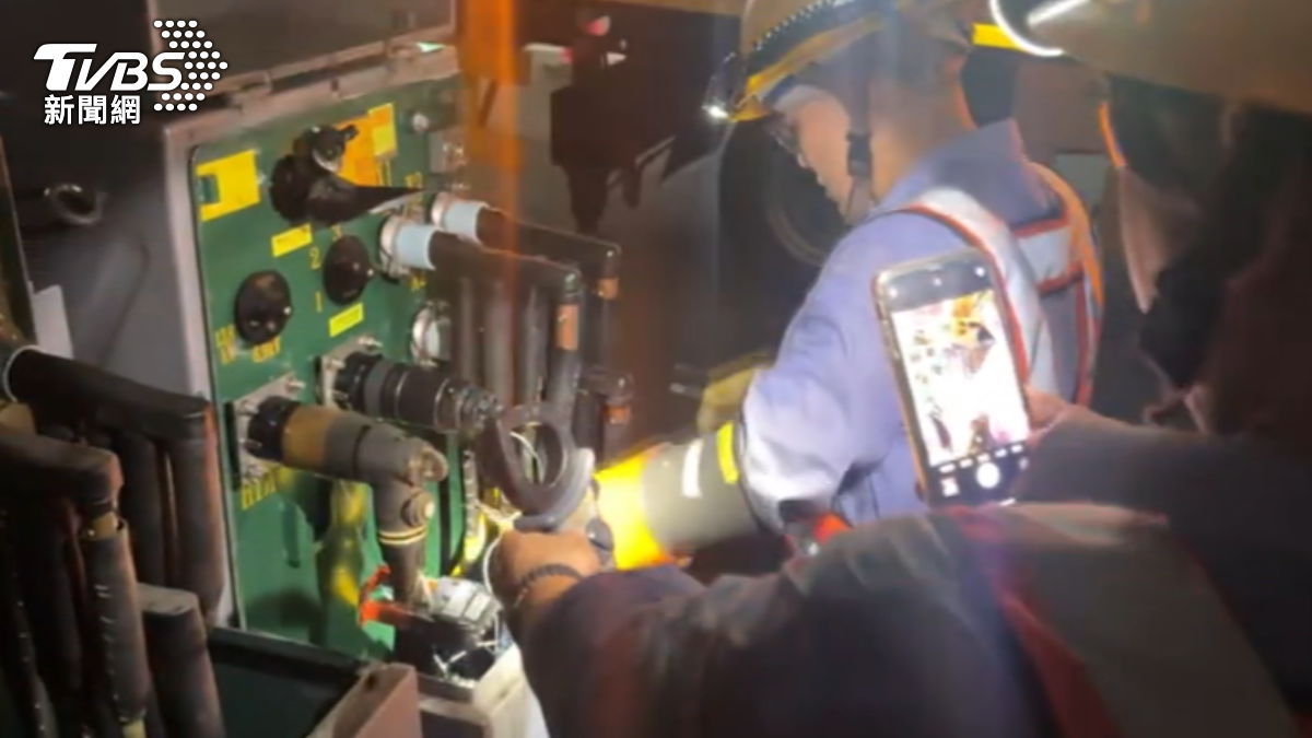 Minister Kuo thanks Taipower workers (TVBS News)