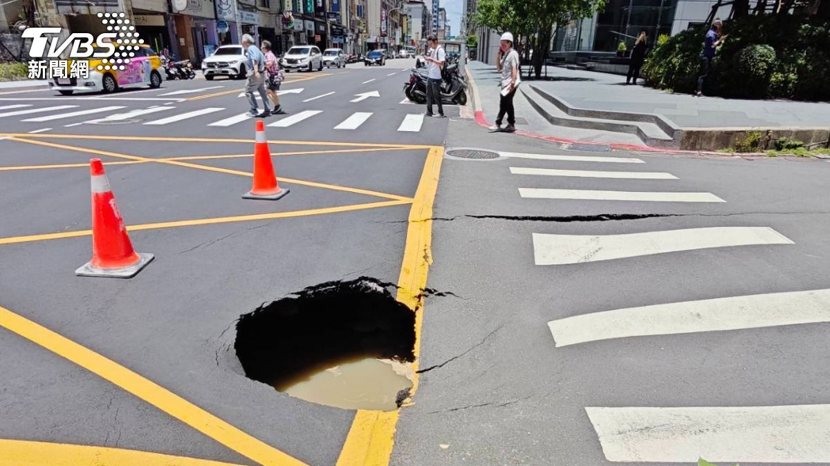 Sinkhole disrupts traffic in Taipei (TVBS News)