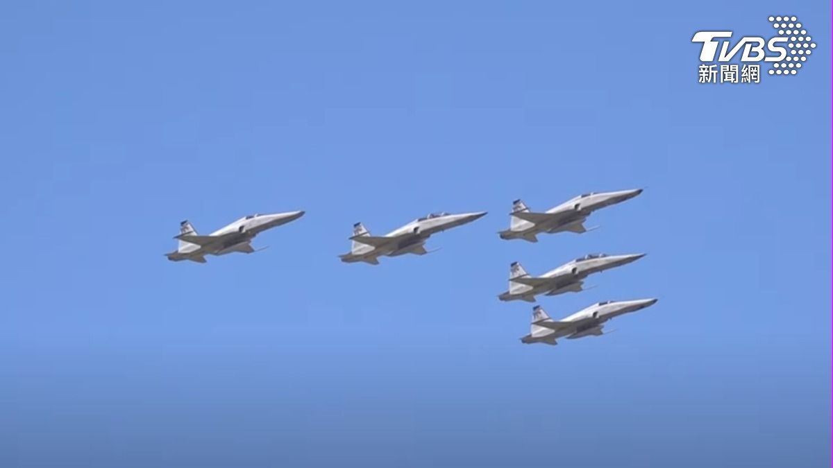 Taiwan honors F-5 pilots in retirement ceremony (TVBS News)