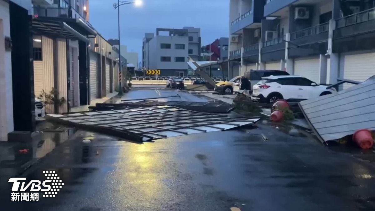Typhoon Danas hits Chiayi hard overnight (TVBS News)
