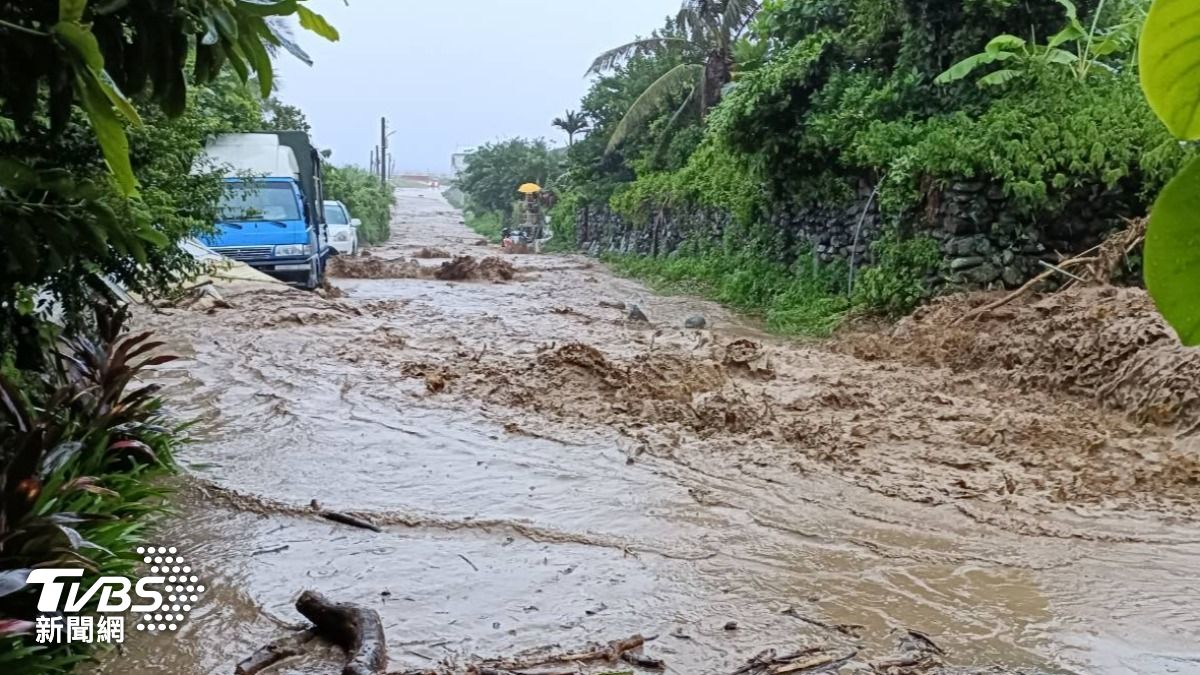 Two dead, 502 injured in Taiwan storm (TVBS News)