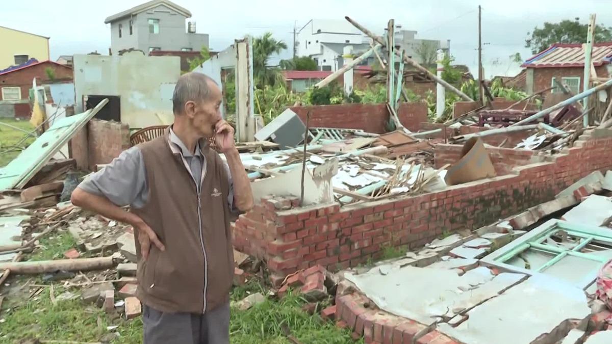Elderly man escapes house collapse (TVBS News)