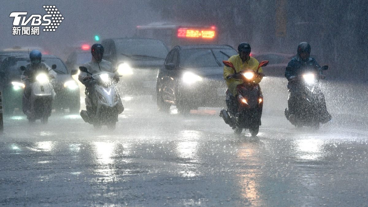 Taiwan weather alert: CO-MAY causes flooding threat (TVBS News)