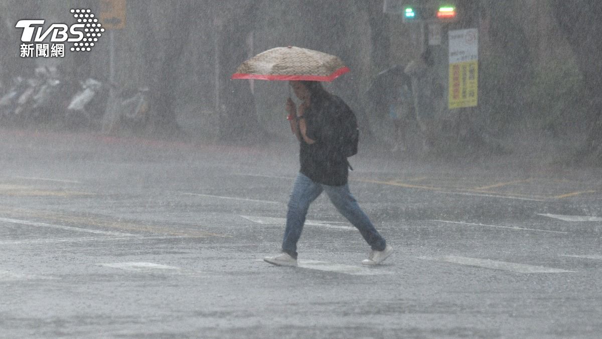 Taiwan braces for thunderstorms (TVBS News)