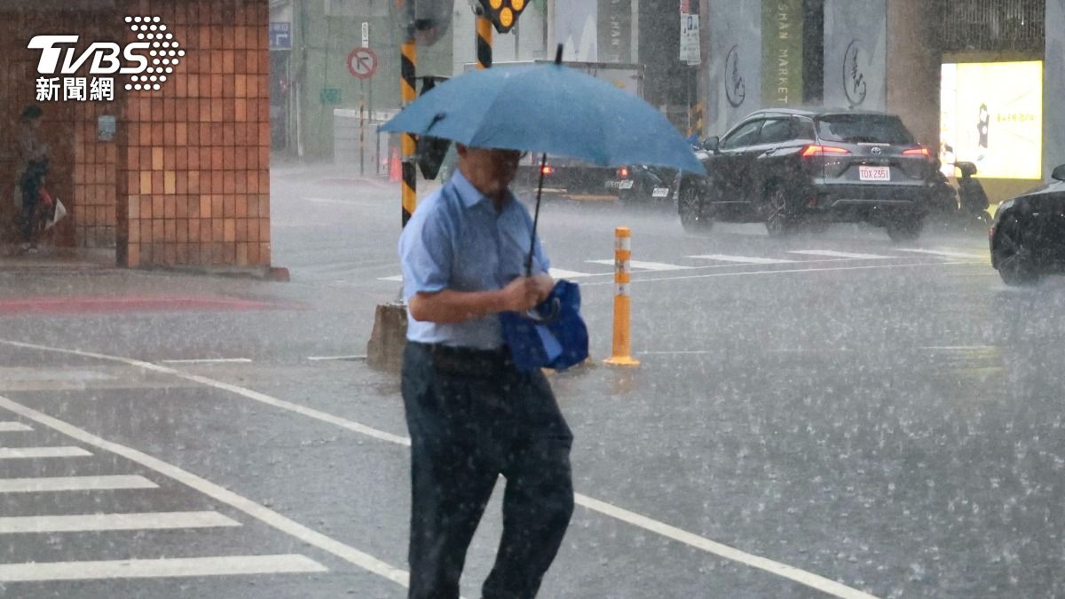 Thunderstorms hit Taiwan on Friday (TVBS News)