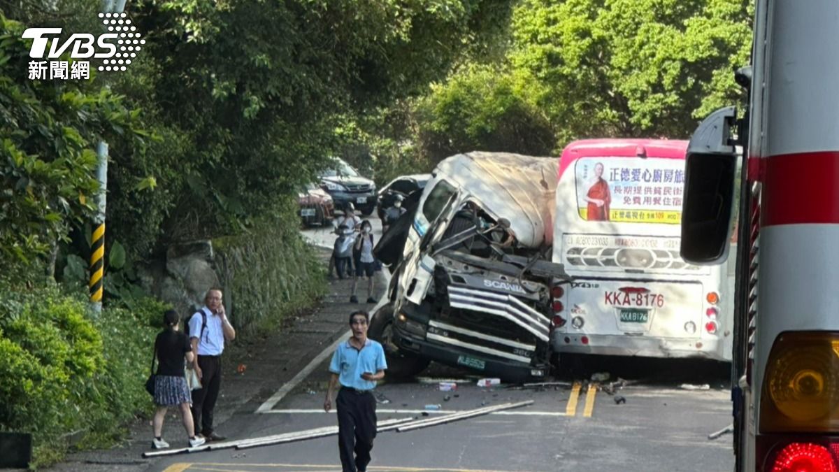 New Taipei traffic accident blocks Highway 2, injures 13 (TVBS News)