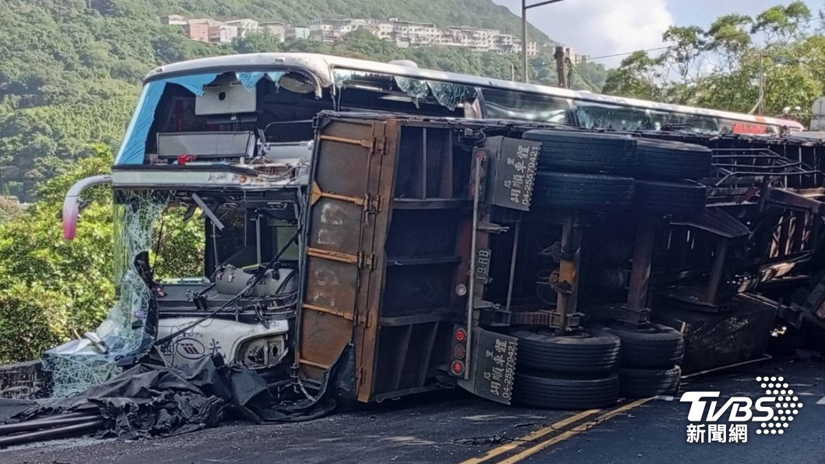 New Taipei City bus crash kills one, injures 14 (TVBS News)
