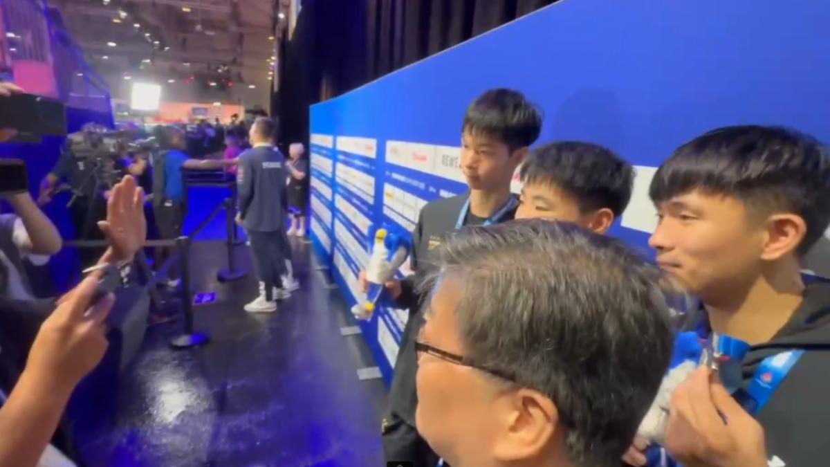 Chinese officials disrupt medal ceremony (TVBS News)
