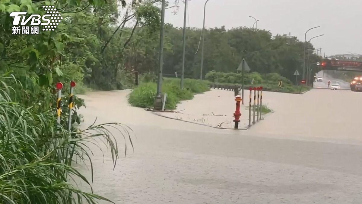 Heavy rains force work suspension in Taiwan’s Chiayi (TVBS News)