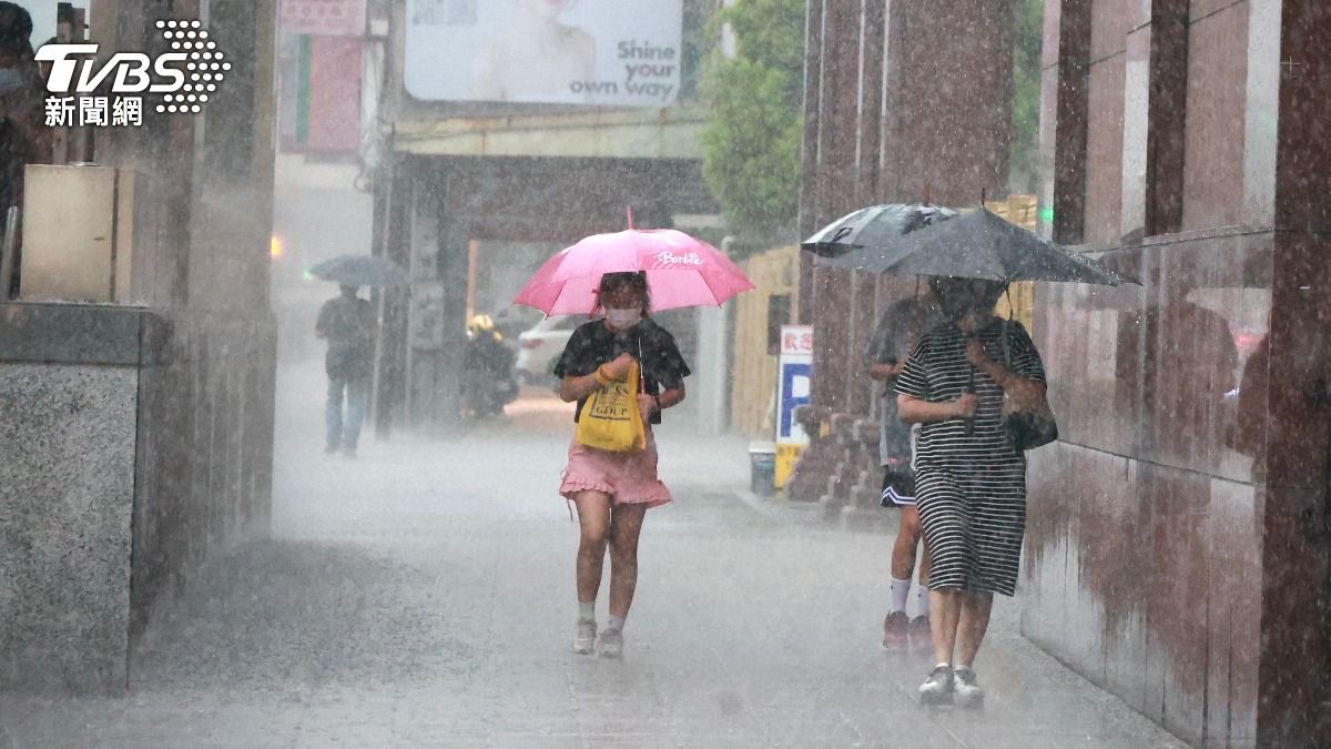 Lightning and landslide warnings issued for Taiwan (TVBS News)