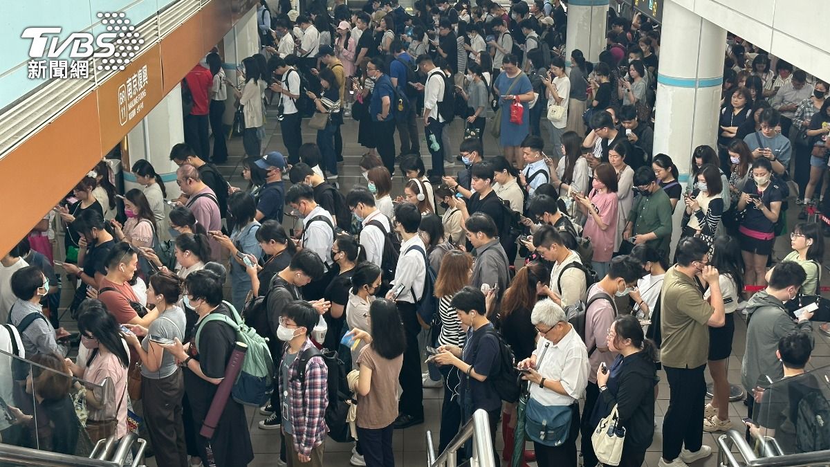 Taipei Metro Wenhu Line disruption strands commuters (TVBS News)