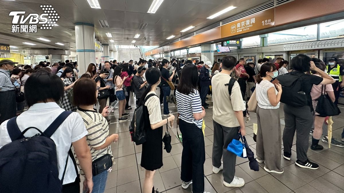 Taipei Metro train halts, 8,400 affected (TVBS News)