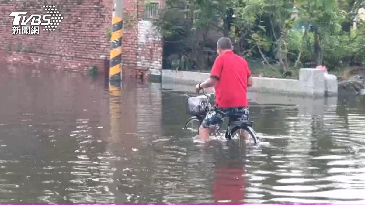 Rescue teams mobilize as Taiwan storms strand drivers (TVBS News)