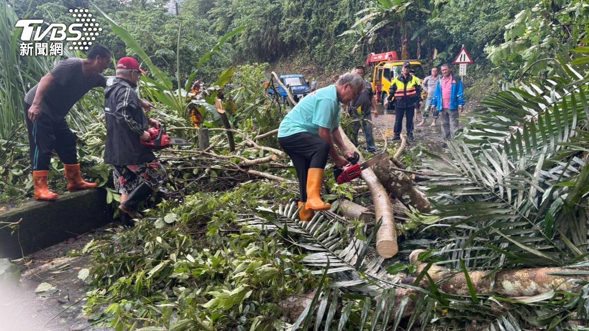 Taiwan mountain communities rally after landslide chaos (TVBS News)