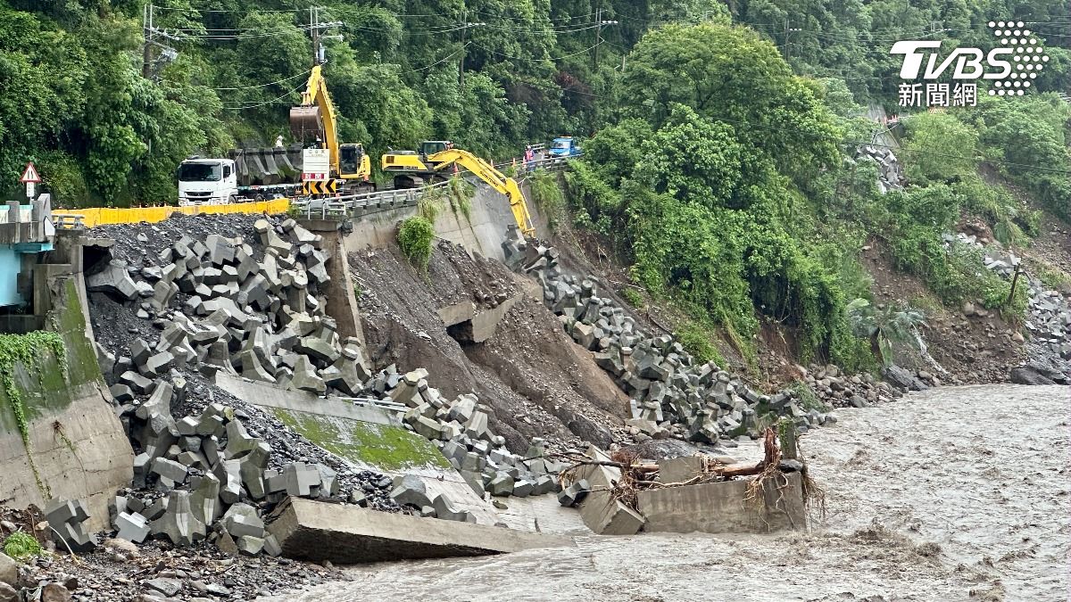 Torrential rains hit southern Taiwan (TVBS News)