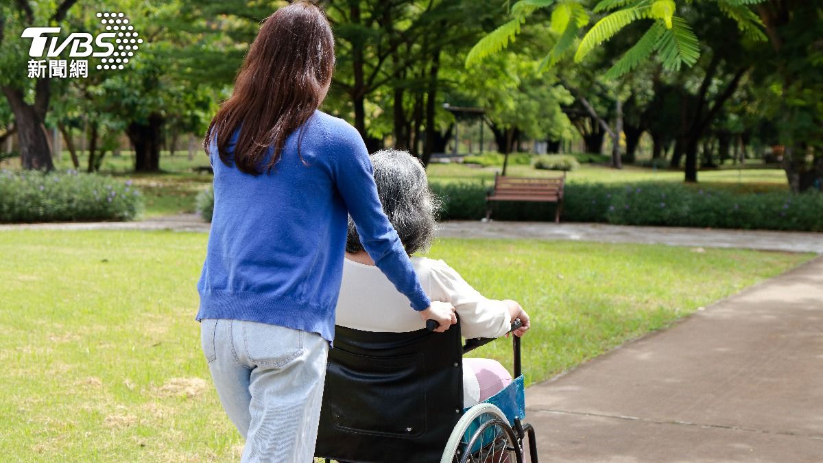 Taiwan disability group opposes foreign caregiver hospital hiring (Shutterstock)