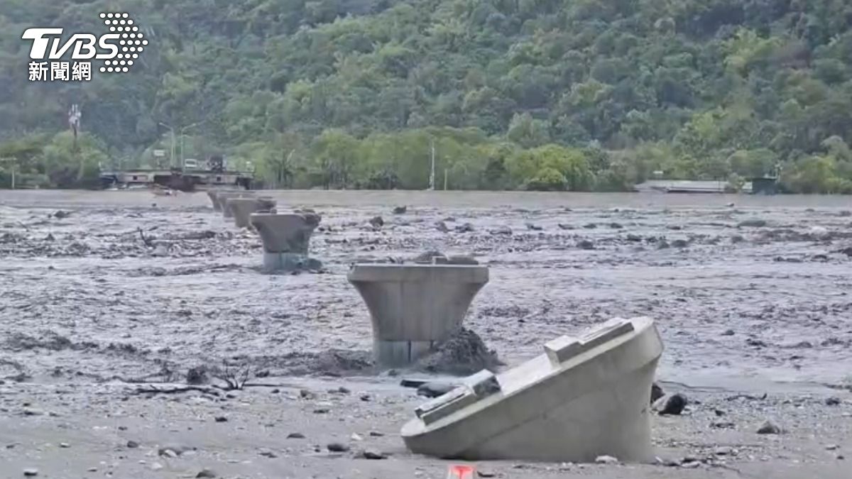 Taiwan floods kill 14, leave 124 missing in Hualien (TVBS News)