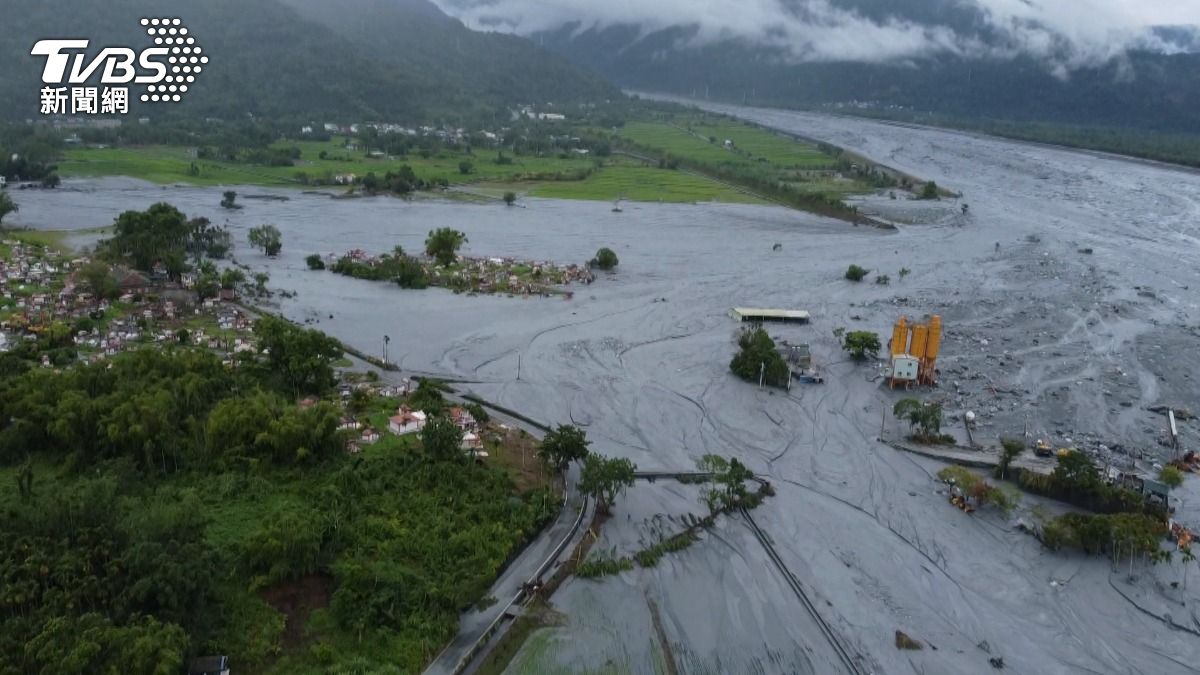 Hualien flood: 15 dead, 31 missing (TVBS News)