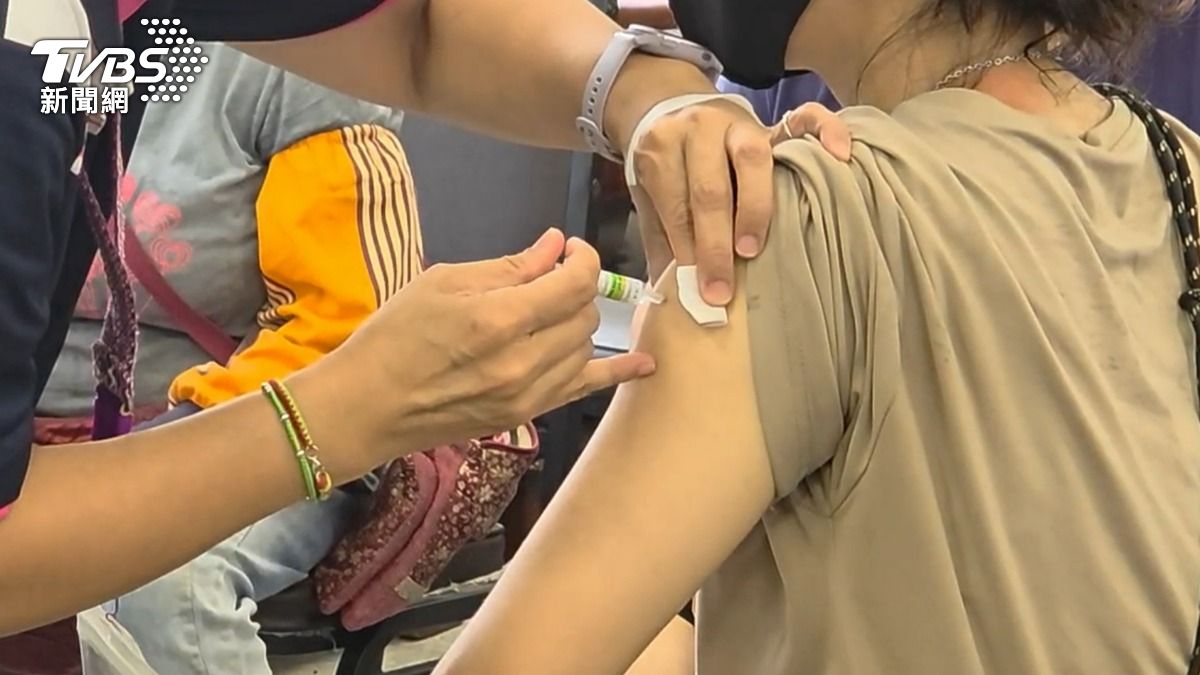 Taiwan sees threefold rise in flu, COVID-19 vaccinations (TVBS News)