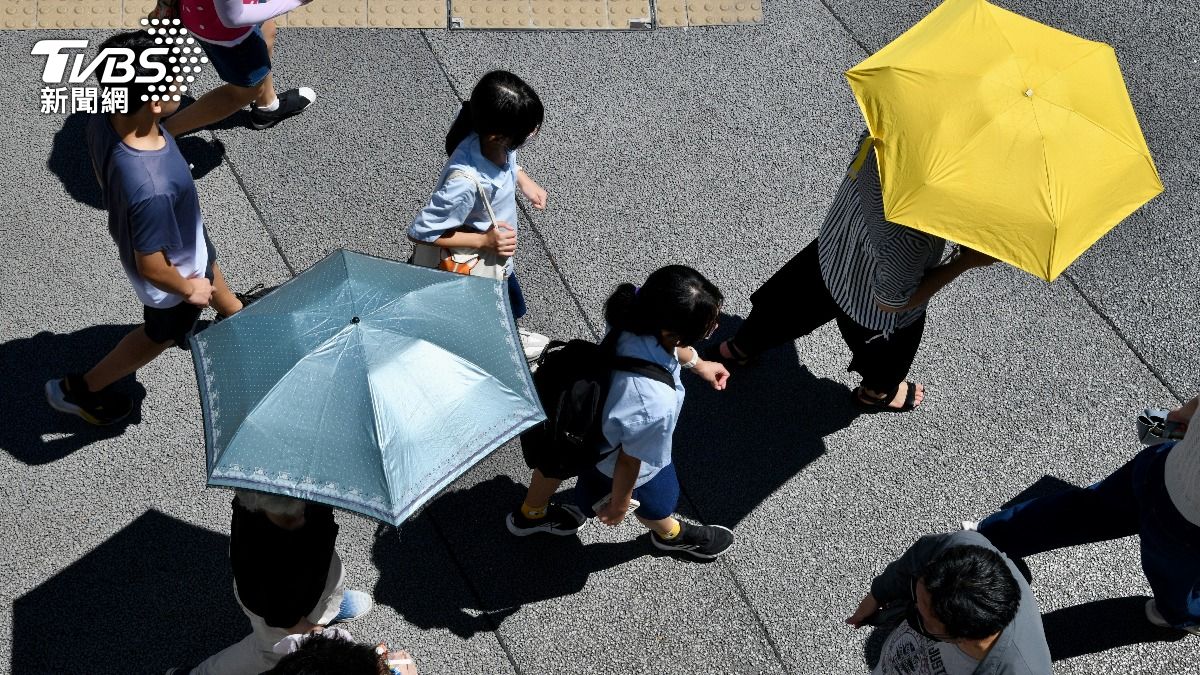Dangerous heat wave fries Taiwan as storm gains strength (TVBS News)