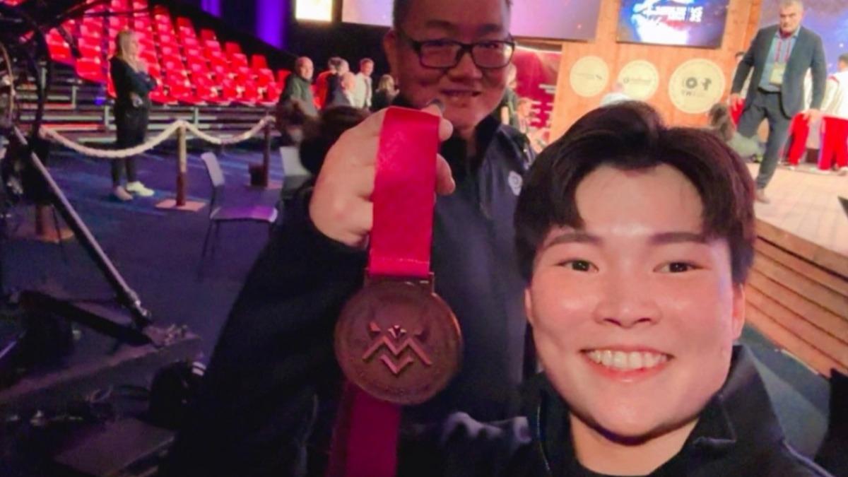 Taiwan’s Chen Wen-Hui wins bronze in 69kg weightlifting category (Courtesy of @chen_wen_huei instagr
