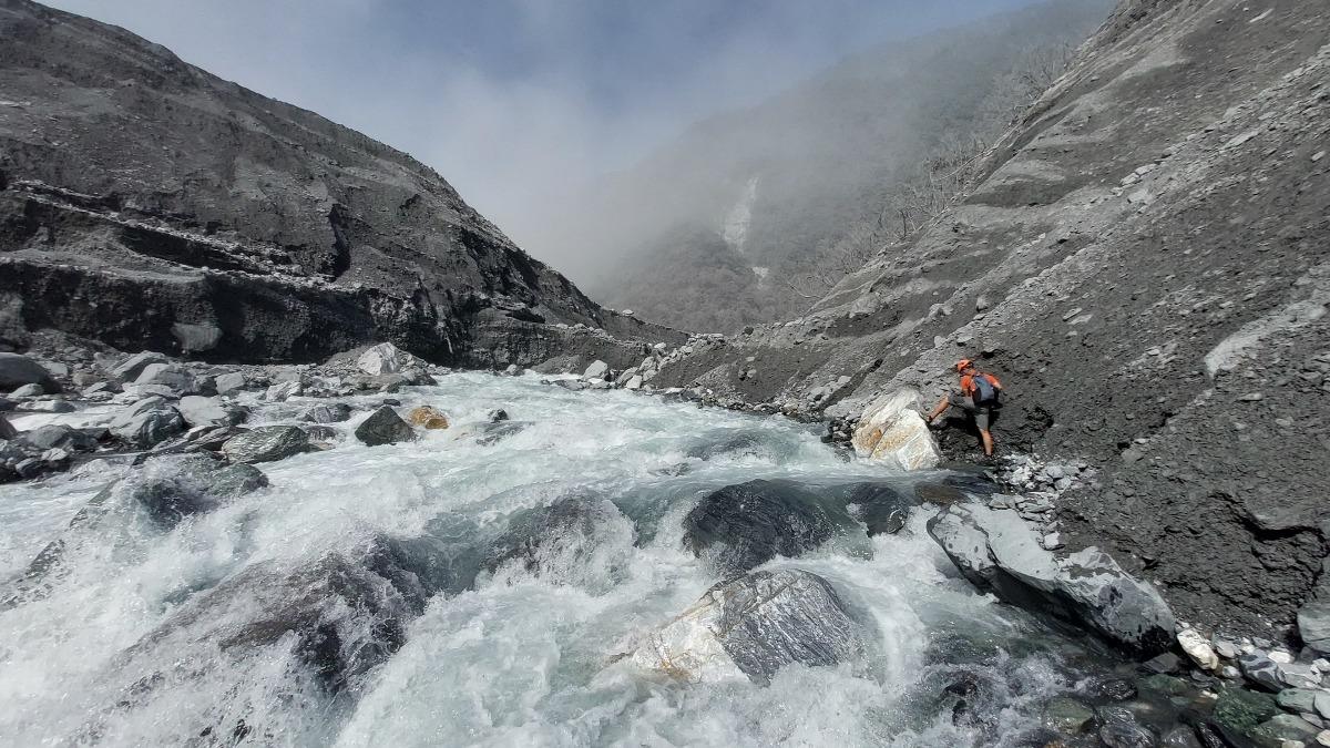Task force explores landslide lake (Courtesy of the Forestry and Nature Conservation Agency)