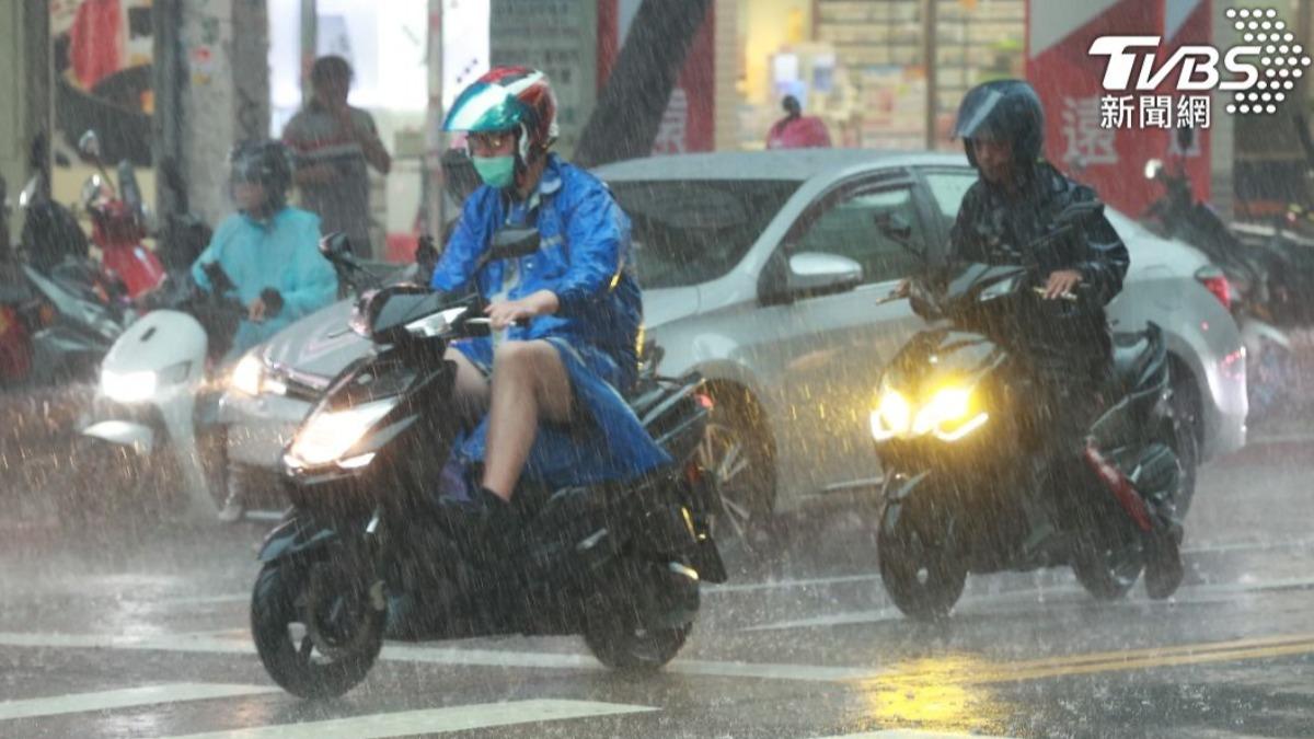 Heavy rain hits northern Taiwan today (TVBS News)