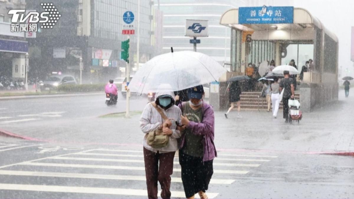 Fung-wong typhoon threatens Taiwan with heavy rainfall (TVBS News)