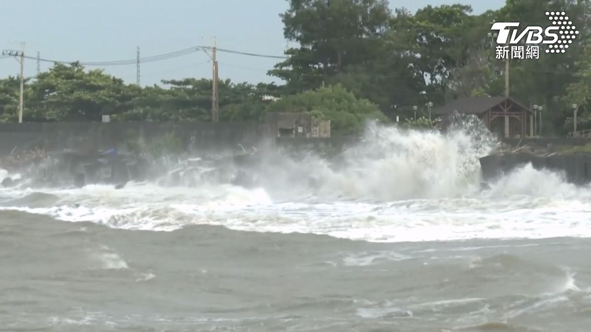 Tropical Storm Fun Fung-wong hits southern Taiwan (TVBS News)