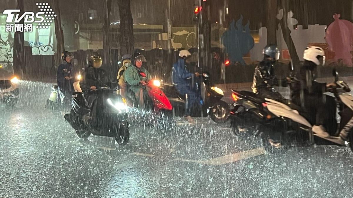 Taiwan sees temperature drop, heavy rain (TVBS News)