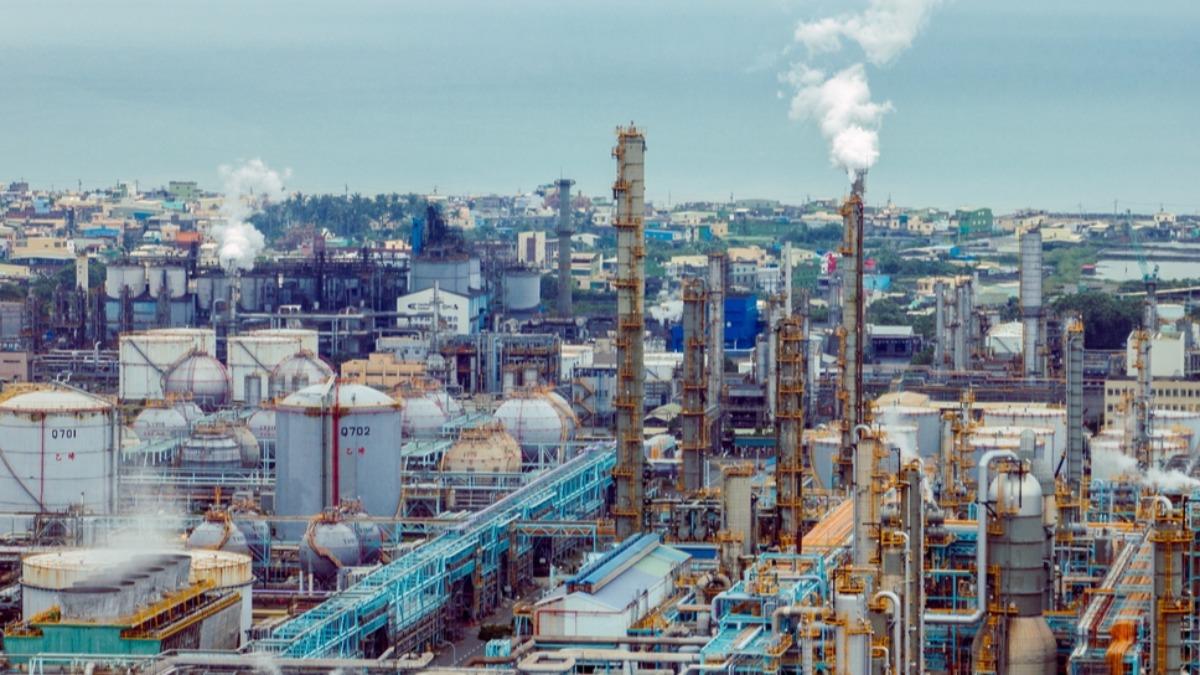 Taiwan to offer carbon fee discounts for high-risk industries (Shutterstock)