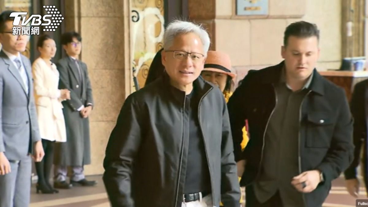 Huang visits Taipei eateries, addresses TSMC leak case (TVBS News)
