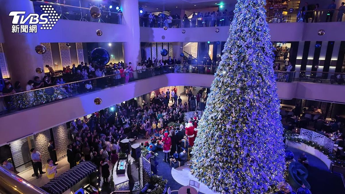 Choir performs at giant tree lighting (TVBS News)