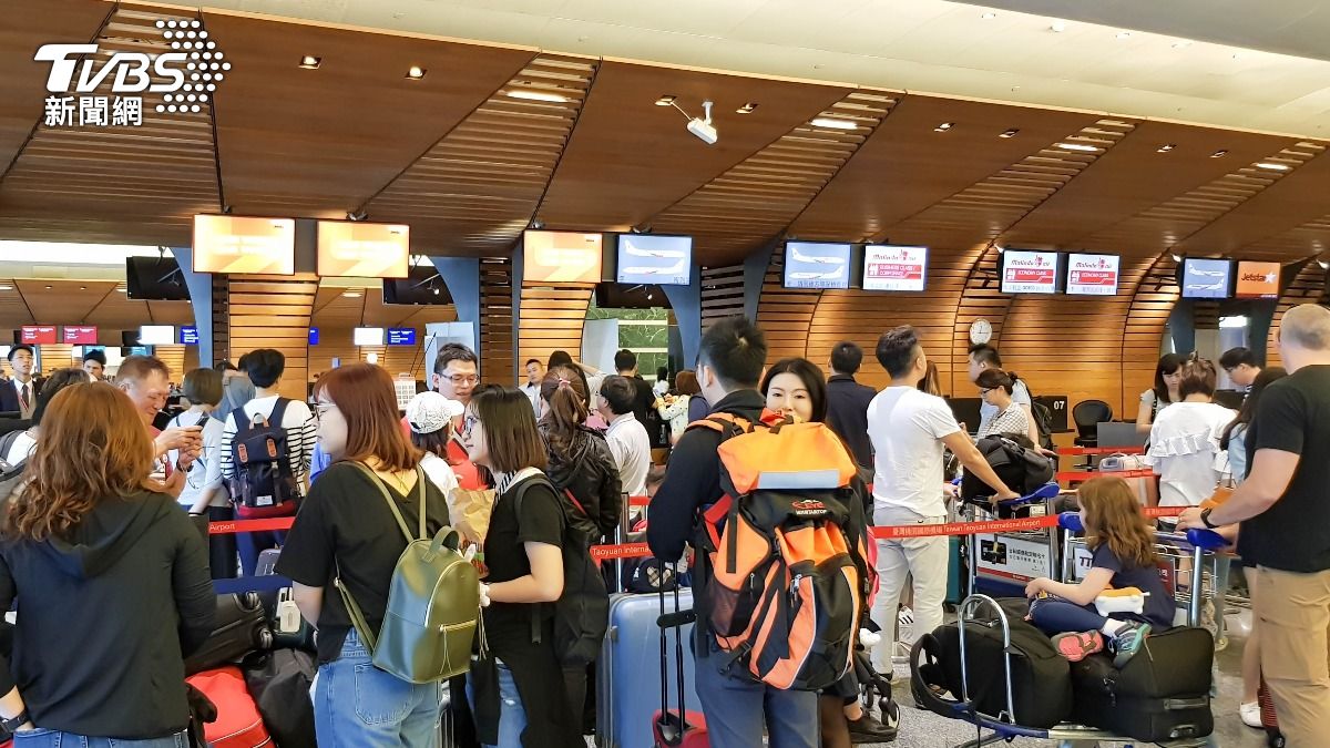 Lunar New Year flights open Dec. 9 (Shutterstock)