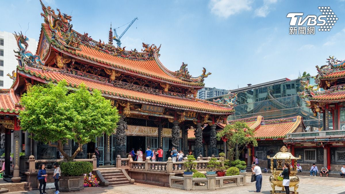 Taipei temples blend faith and culture (Shutterstock)