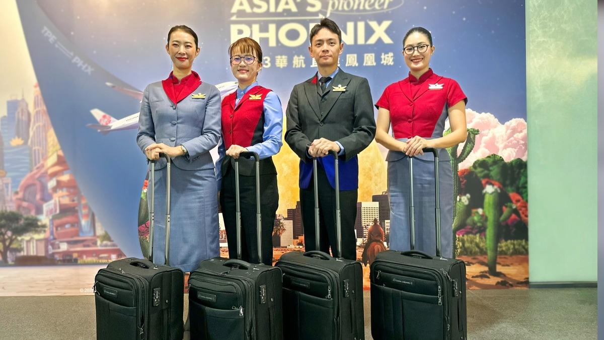 China Airlines allows glasses for crew (Courtesy of China Airlines)