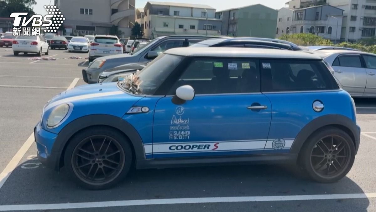 Abandoned Mini Cooper sparks concern (TVBS News)