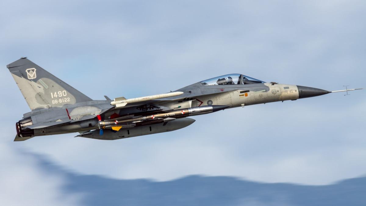 Hsiung Feng III mounted on IDF jet (Courtesy of IDF 經國號 )