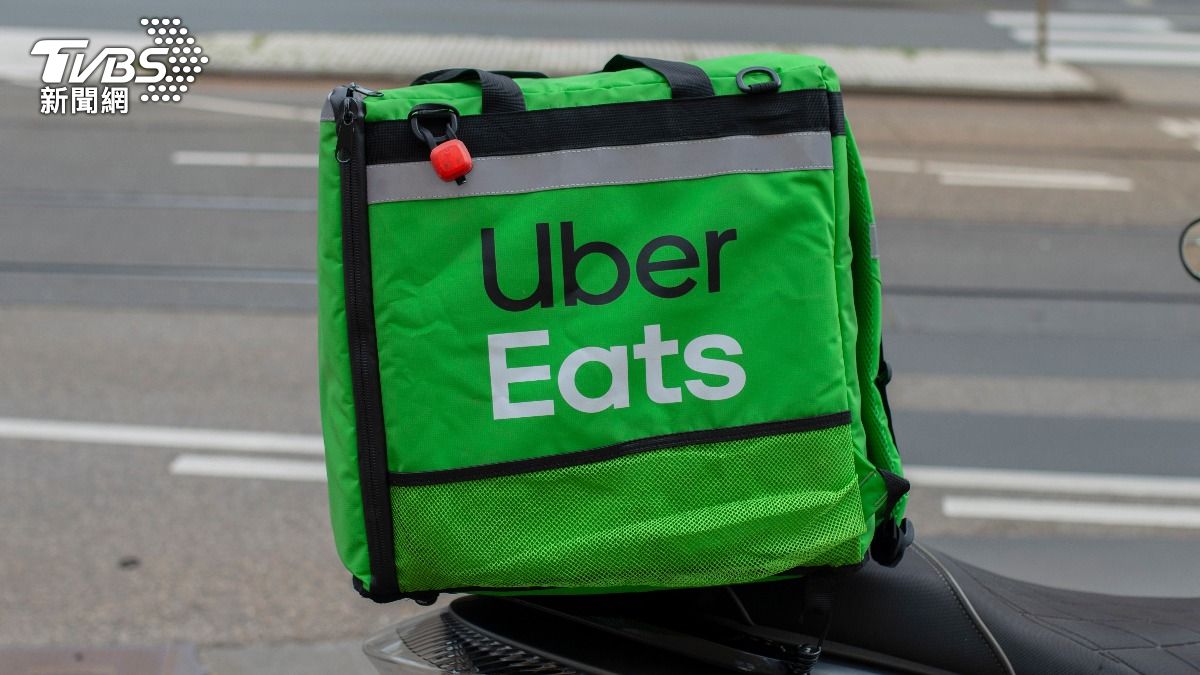 Delivery worker groups praise Taiwan’s new law (Shutterstock)