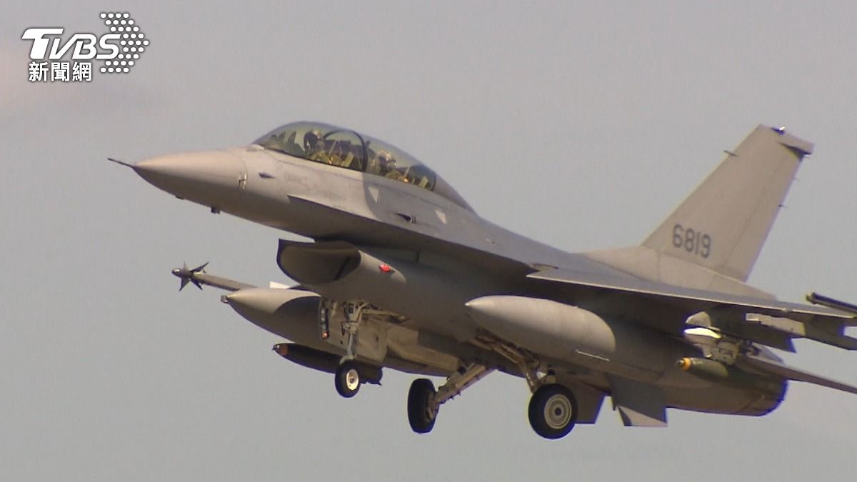 Black box of F-16 found underwater (TVBS News)
