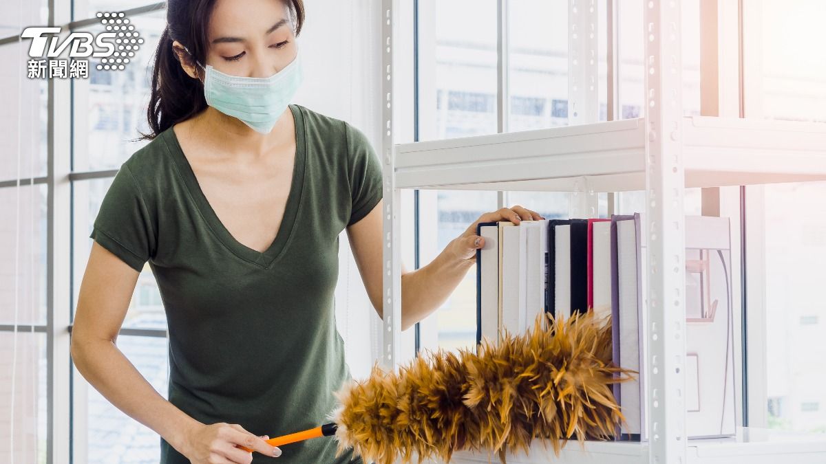 Families cleans up house for new year (Shutterstock)