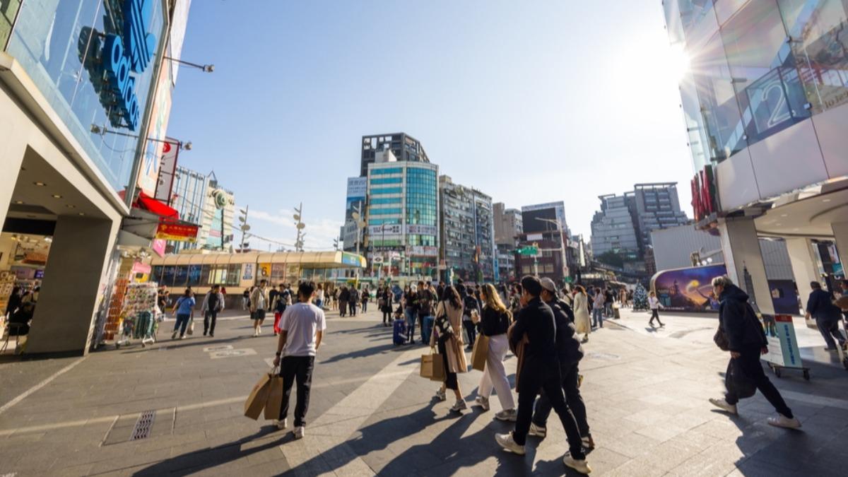 Cathay survey shows mixed 2026 bonus, salary expectations (Shutterstock)