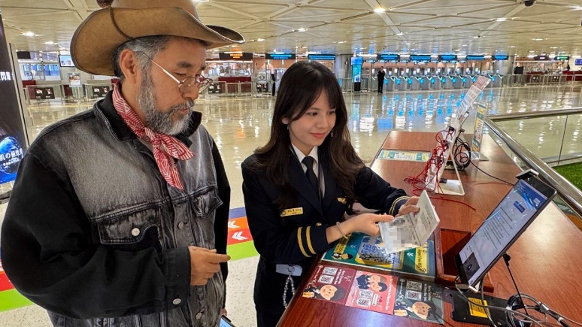 Postcards guide travelers to official site (Courtesy of the National Immigration Agency)