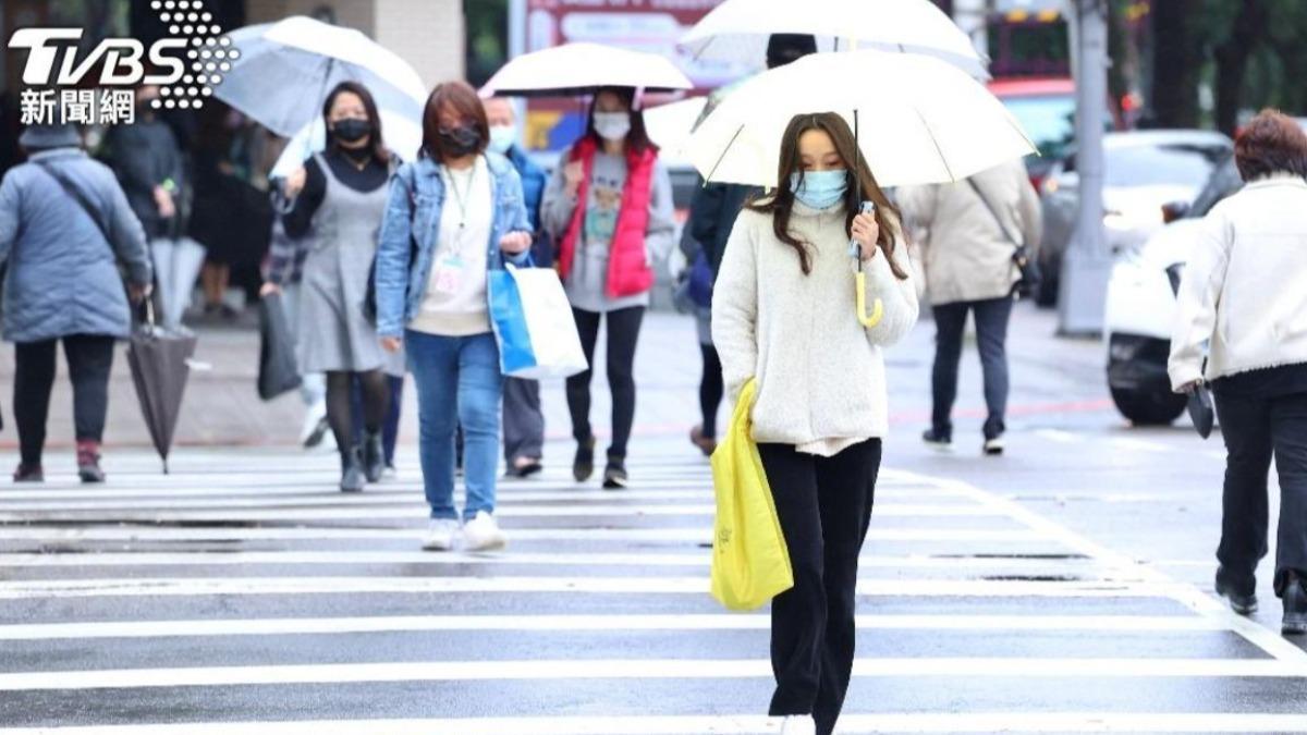 Northern Taiwan drenched as strong cold snap approaches (TVBS News)