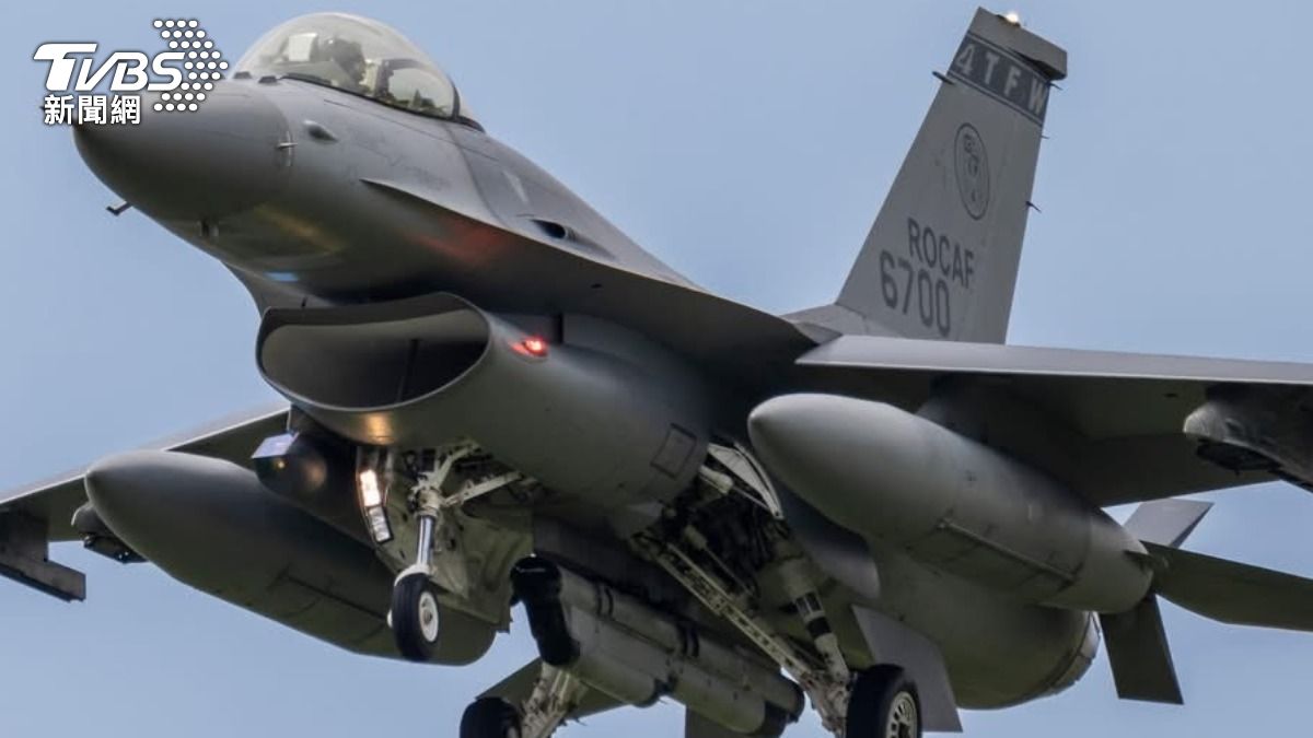 Search for missing pilot continues (TVBS News)