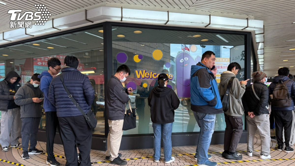 Crowds line up for return of McDonald’s milkshakes in Taiwan (TVBS News)
