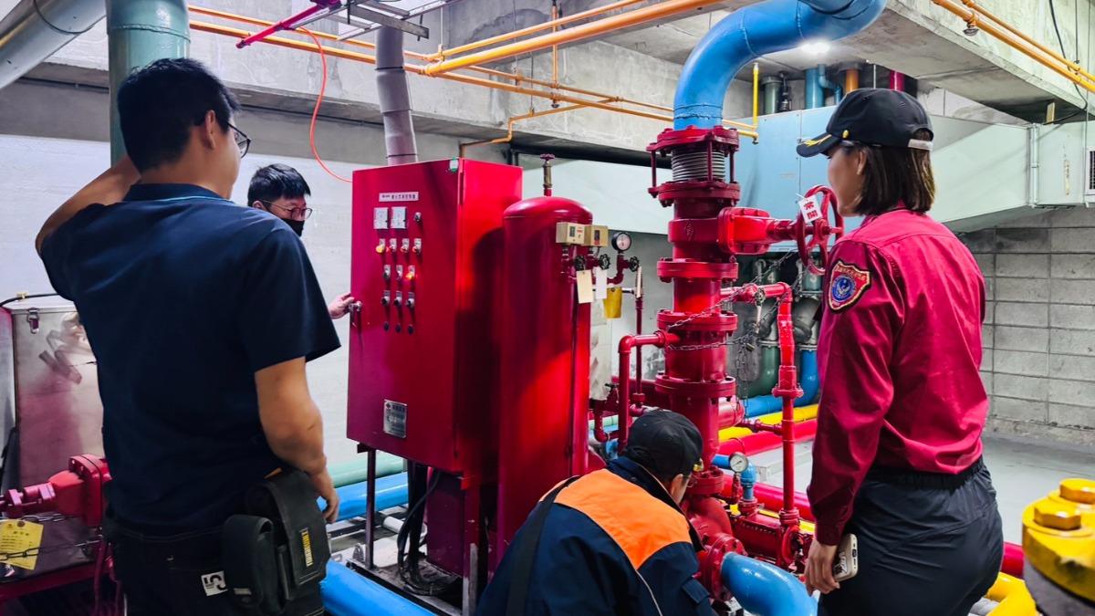 Kaohsiung mall passes fire safety check (Courtesy of the Kaohsiung City Fire Bureau)