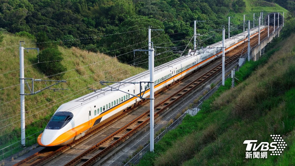 Taiwan rail adds 395 trains for holiday (Shutterstock)