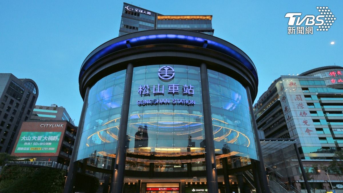 Escalator smoke causes alarm in Taipei (Shutterstock)